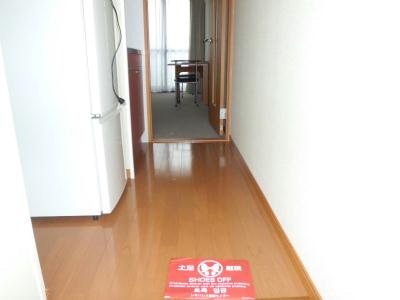 玄関　通路奥が居室です。