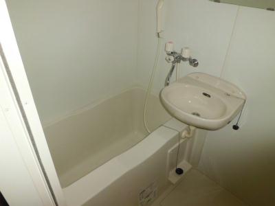 バス・シャワールーム　洗面台付バスルーム。