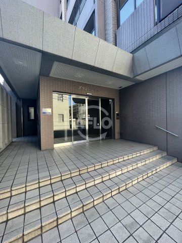 【大阪市西成区潮路のマンションのエントランス】