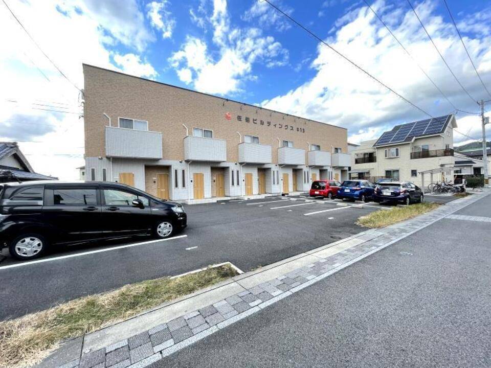 東温市志津川南のアパートの建物外観