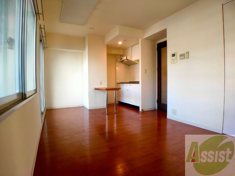 居室・リビング　リビングです。木目のフローリングが落ち着きますね。