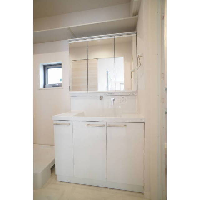 洗面設備　清潔感のある洗面化粧台