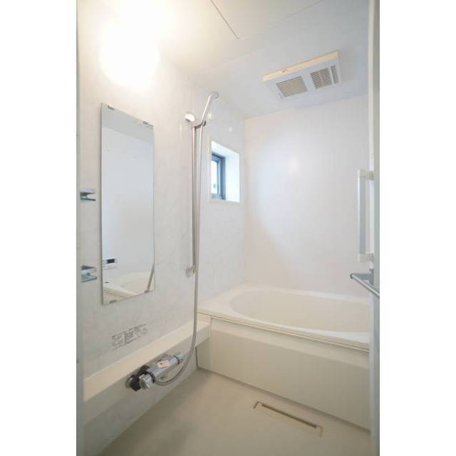 バス・シャワールーム　小窓付の明るい浴室