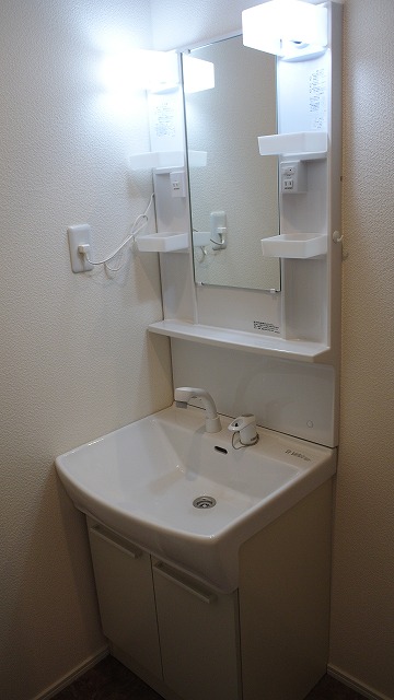 洗面設備　シャワー付き洗面台です。