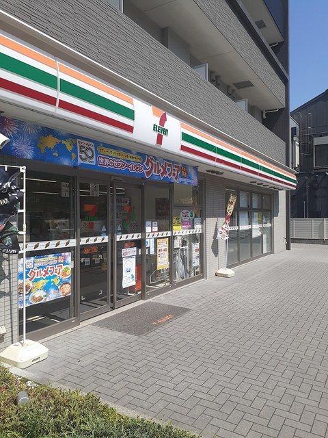 コンビニ　セブンイレブン（コンビニ）まで136m