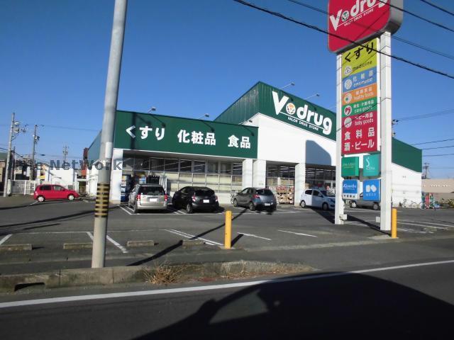 ドラックストア　V・drug江南店（ドラッグストア）まで485m