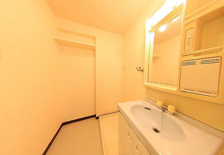 洗面設備　スペースが確保できる洗面所です