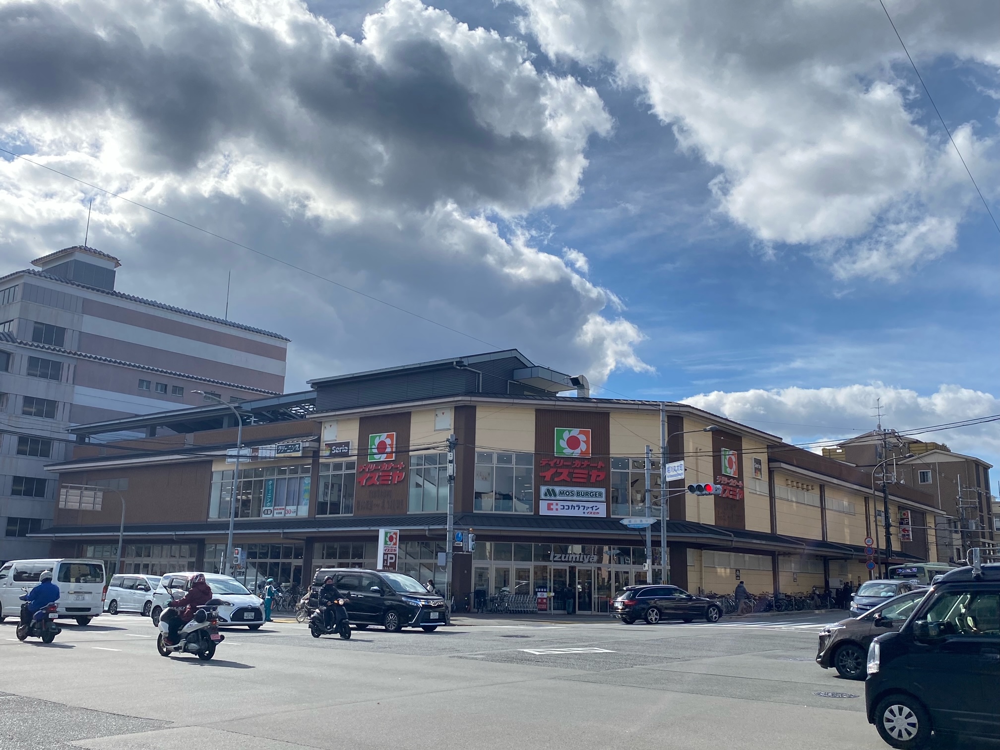 スーパー　デイリーカナートイズミヤ堀川丸太町店（スーパー）まで585m