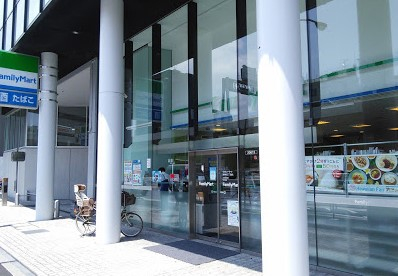 コンビニ　ファミリーマート南麻布三丁目店（コンビニ）まで304m