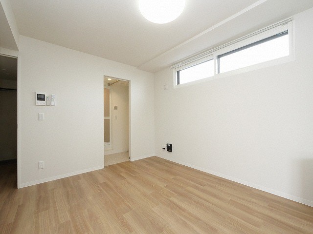 居室・リビング　◆駅近の築浅MS！！◆エアコン付、灯油暖房！◆設備充実！