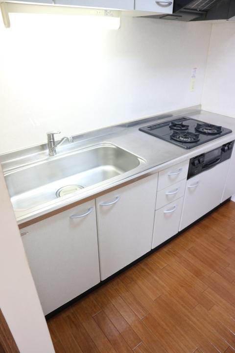 キッチン　広いキッチン。嬉しい3口コンロです。