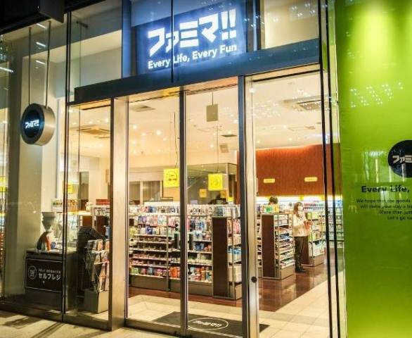 コンビニ　ファミマ品川フロントビル店（コンビニ）まで175m