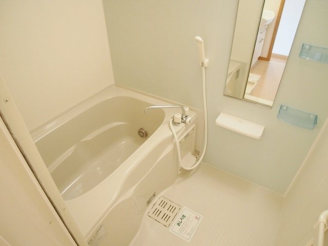 バス・シャワールーム　コンパクトで使いやすいお風呂です