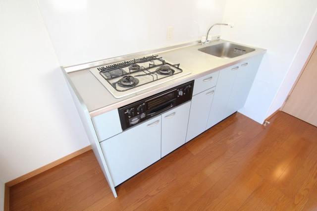 キッチン　３つ口コンロのシステムキッチンです。