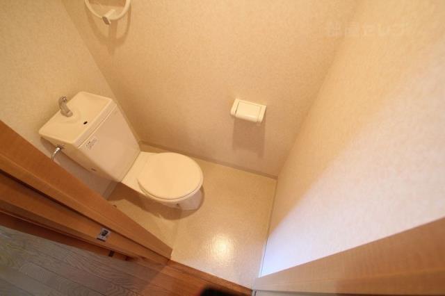 トイレ　清潔感のあるお手洗いです。