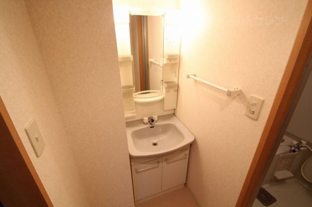 洗面設備　独立洗面化粧台です。