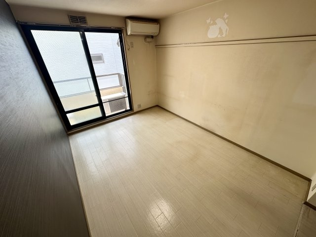 居室・リビング　エアコン付き6帖の洋室です♪