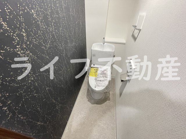 トイレ　落ち着いた色調のトイレです