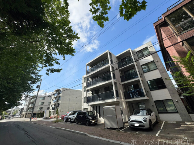 建物外観　目の前月寒公園です♪