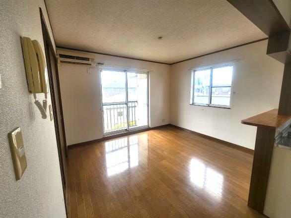 居室・リビング　角部屋で明るいです。
