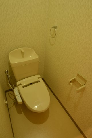 トイレ　別号室の写真です。ご参考までに