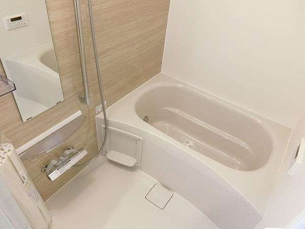 バス・シャワールーム　浴室乾燥機、追い焚き機能付きバス！