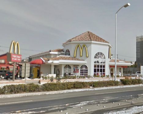 飲食店　マクドナルド鵠沼海岸店（飲食店）まで320m