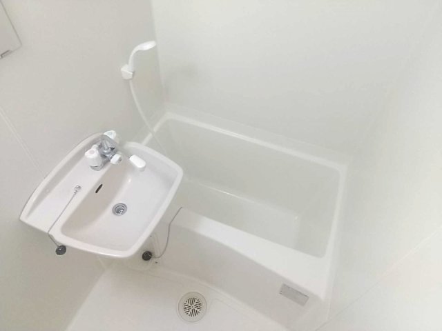 バス・シャワールーム　コンパクトで使いやすいお風呂です