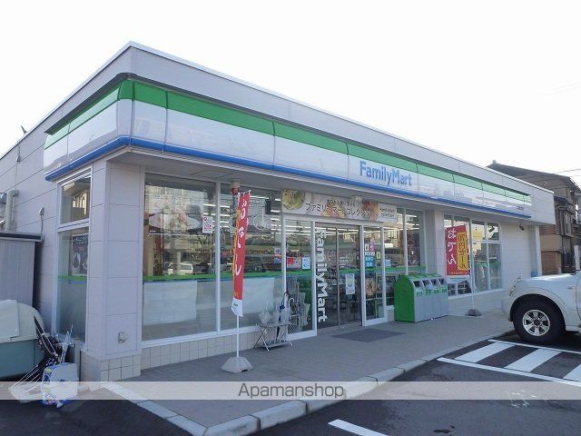 コンビニ　ファミリーマート（コンビニ）まで300m