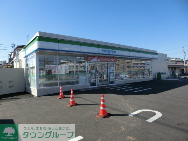 コンビニ　ファミリーマート（コンビニ）まで823m