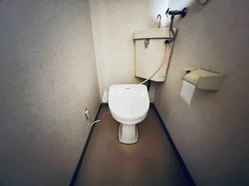 トイレ　嬉しい温水洗浄便座付きのトイレです。