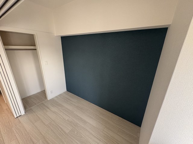 その他部屋・スペース　落ち着いた色調の寝室です