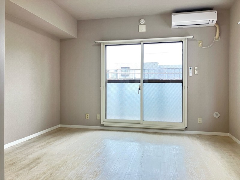 居室・リビング　角部屋で明るい洋室　二面採光出窓なのでより明るいです！