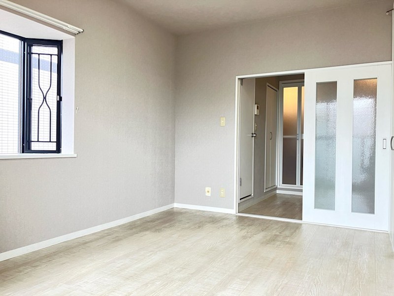 その他部屋・スペース　正面に建物がありますが、出窓で日当たりがよく風通しもいいです