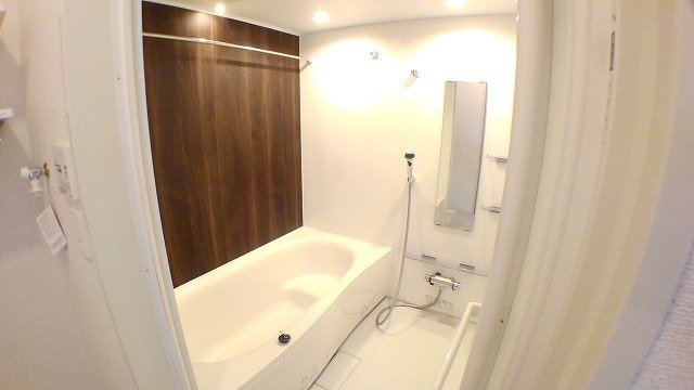 バス・シャワールーム　コンパクトで使いやすいお風呂です