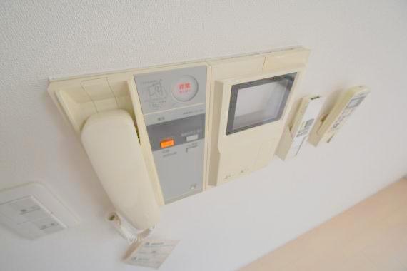 セキュリティ　TVモニターホンで来客が誰か確認してから開けて下さいね