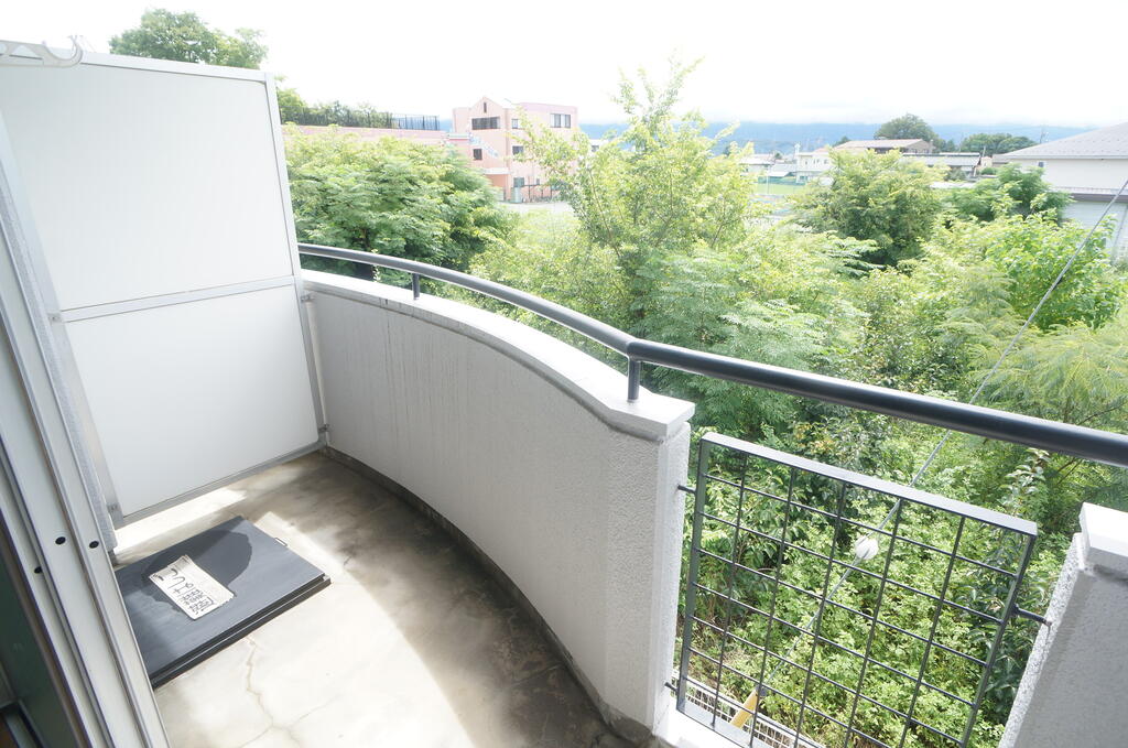 バルコニー　日当たりの良い南向きバルコニーです