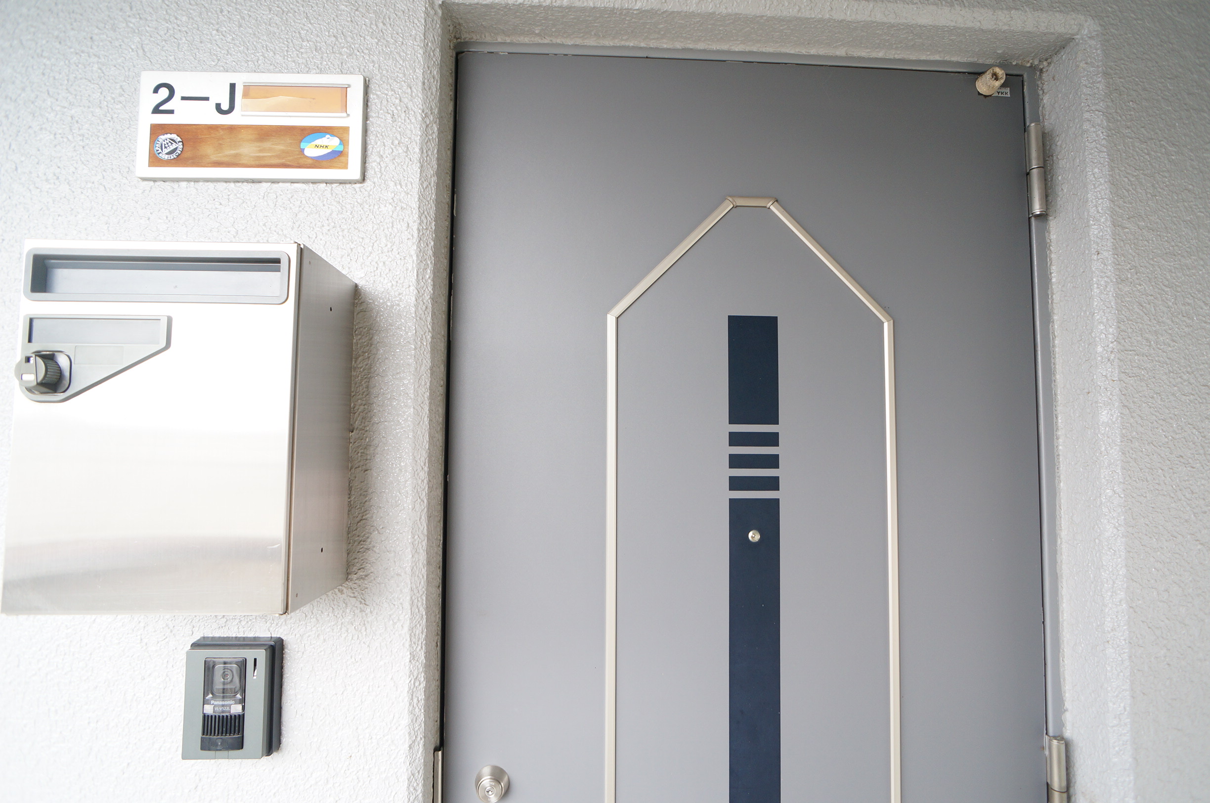 エントランス　玄関横には鍵付きのポストがあります。