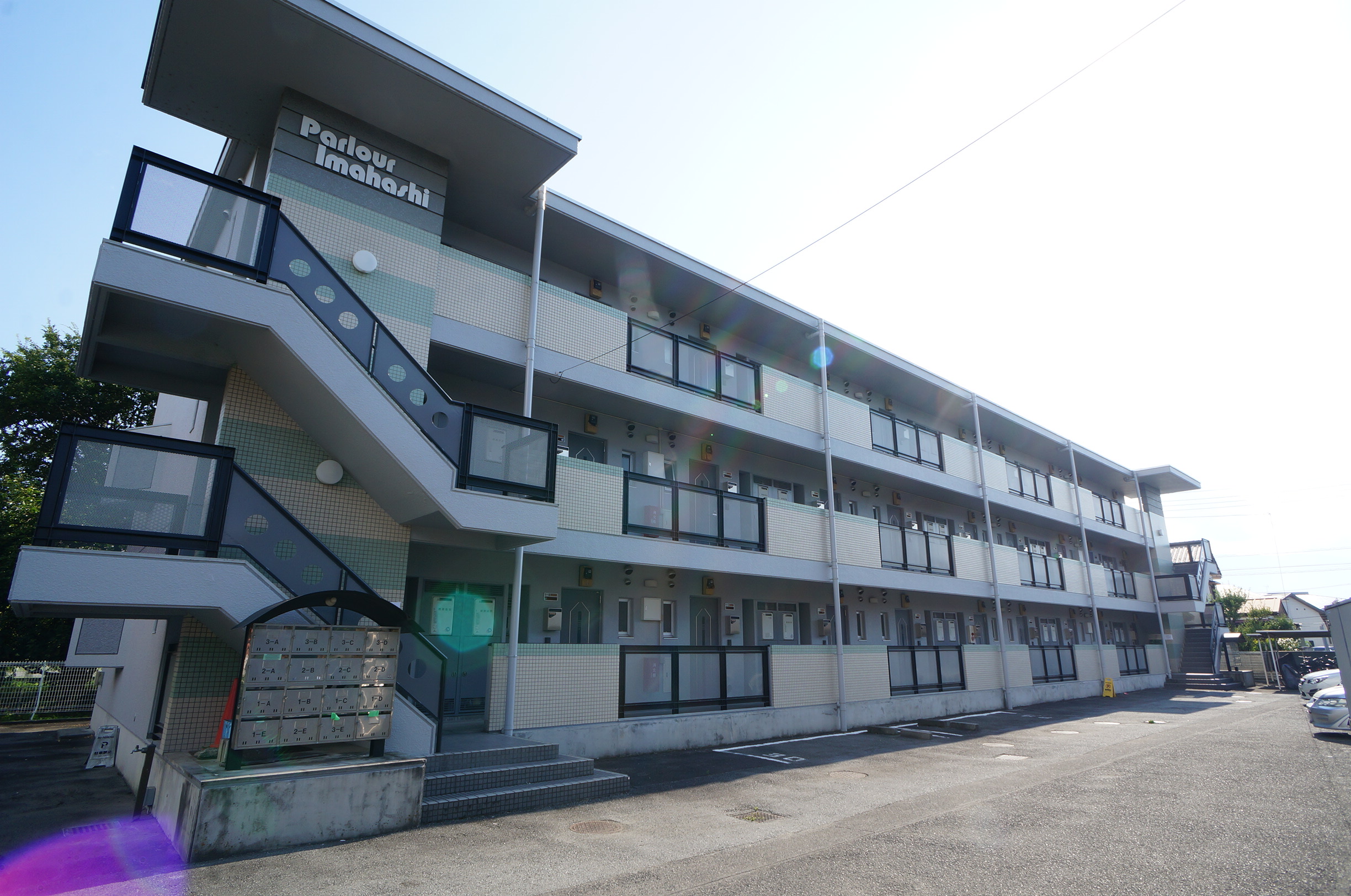 建物外観　単身者用としては広いバルコニーです