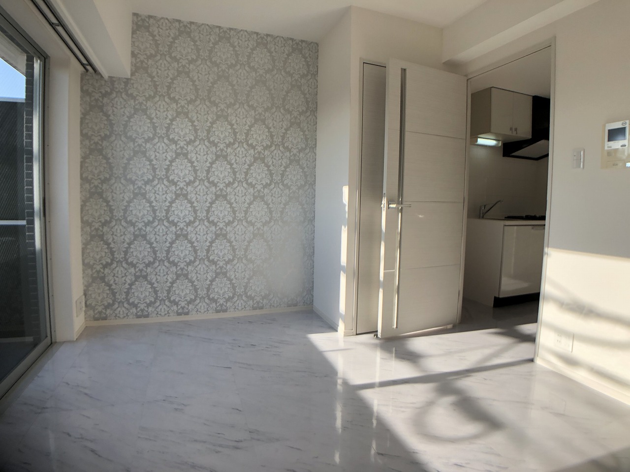 居室・リビング　白を基調とした高級感ある室内です。