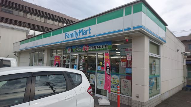 コンビニ　ファミリーマート（コンビニ）まで390m