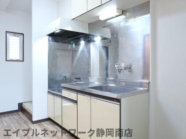 キッチン　コンパクトなキッチンで掃除もラクラク