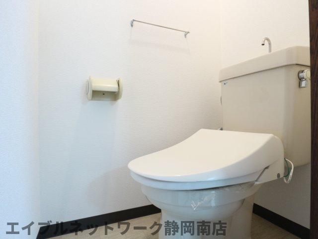 トイレ　落ち着いた色調のトイレです