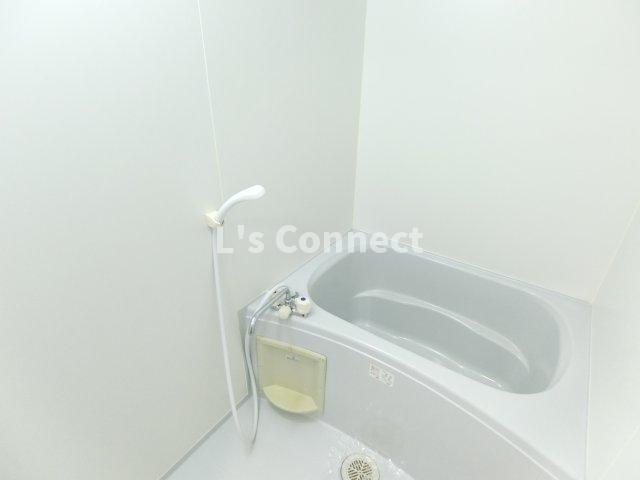 バス・シャワールーム　給湯式のお風呂です。