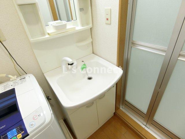 洗面設備　朝の支度もスムーズな独立洗面台。
