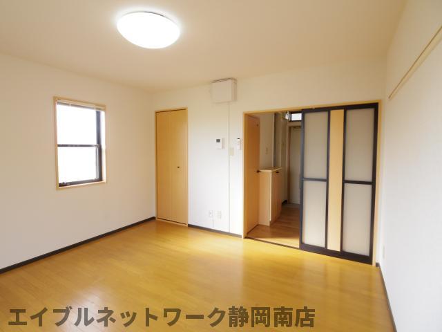居室・リビング　こちらの居間で趣味の時間をお楽しみください