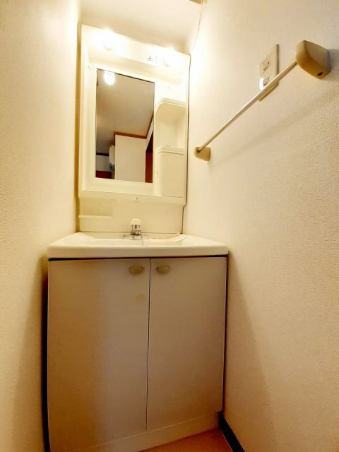 【松山市府中のアパートの洗面設備】