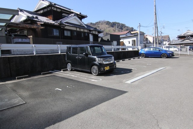 【伊予郡砥部町重光のアパートの駐車場】