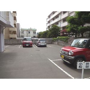 【札幌市中央区北四条西のマンションの駐車場】