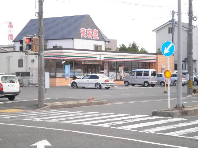 コンビニ　セブンイレブン四日市十七軒町店（コンビニ）まで1043m